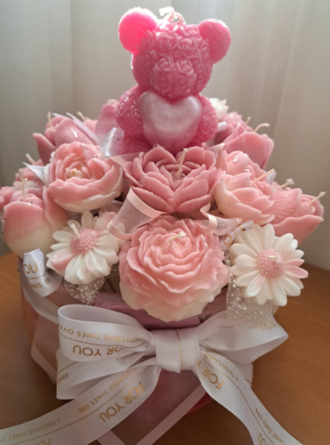 باکس ولنتاین بسیار جذاب بیش از ۲۵ شاخه شمع گل ویک خرس ولنتاین بزرگ